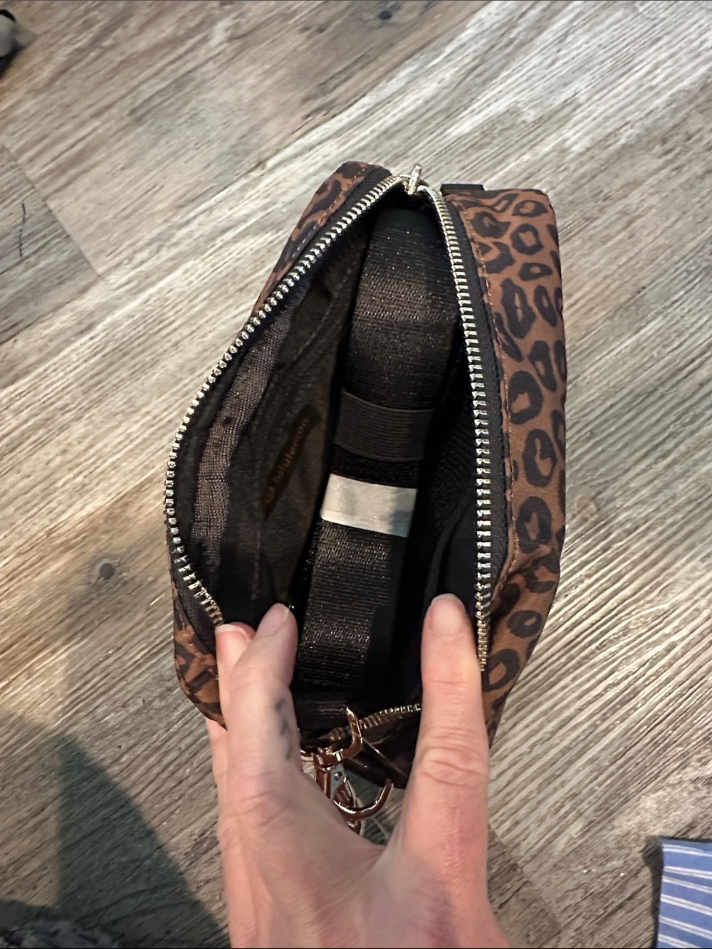 NEW! Everywhere Crossbody Bag 2L *Metal Hardware leopard - Picture 3 of 9